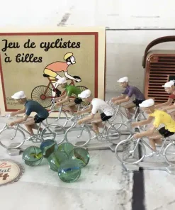 Jeu traditionnel des cyclistes avec billes – billes et vélo