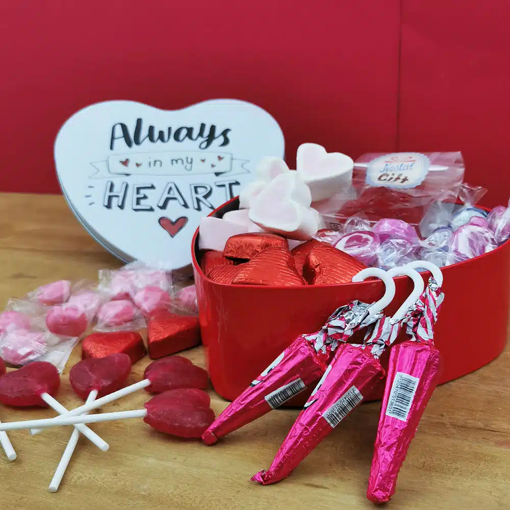 Coffret Cadeau St Valentin : Boîte en coeur “Always in my heart ” remplie de bonbons – Rouge – Image 6