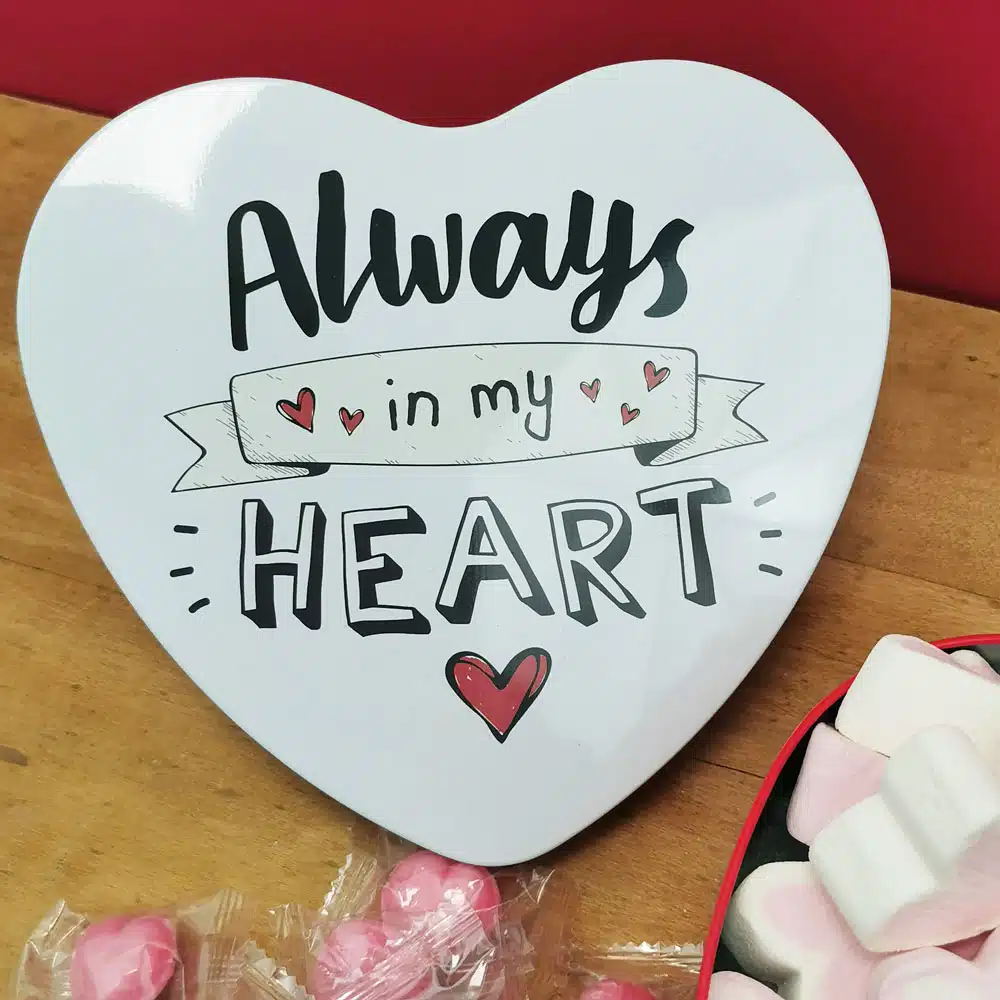 Coffret Cadeau St Valentin : Boîte en coeur “Always in my heart ” remplie de bonbons – Rouge – Image 3