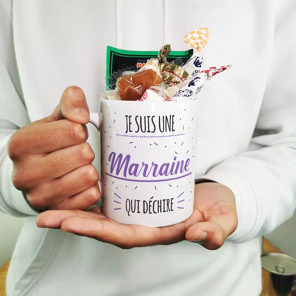 MUG “Je suis une marraine qui déchire” bonbons rétro 60 – Cadeau Marraine – Image 2