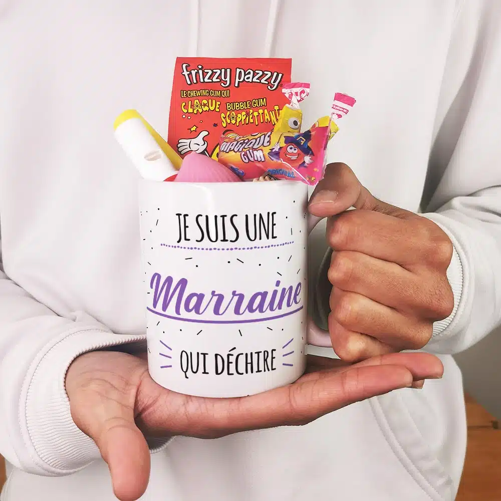 MUG “Je suis une marraine qui déchire” bonbons rétro 80 – Cadeau Marraine – Image 4