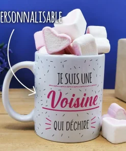 Mug “Je suis une voisine qui déchire” et ses guimauves coeurs x10 – cadeau personnalisé
