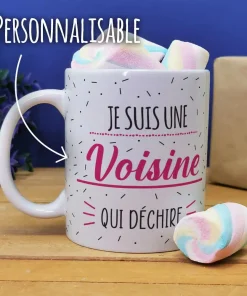 Mug “Je suis une voisine qui déchire” et ses guimauves torsade x 5 – cadeau personnalisé