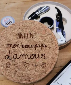 Coffret Cadeau Vin : Coffret en liège personnalisé et ses accessoires de vin – Beau-Papa d’amour