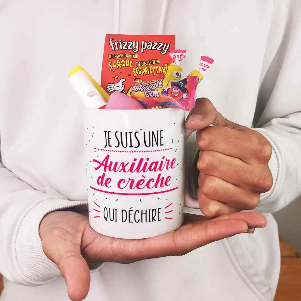Mug bonbon années 80 “Je suis une auxiliaire de crèche qui déchire” – Image 5