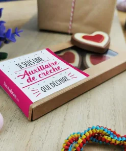 Cœurs au chocolat au lait rouge et blanc x4 “Je suis une auxiliaire de crèche qui déchire”