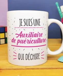 Mug “je suis une auxiliaire de puériculture qui déchire” – Cadeau crèche