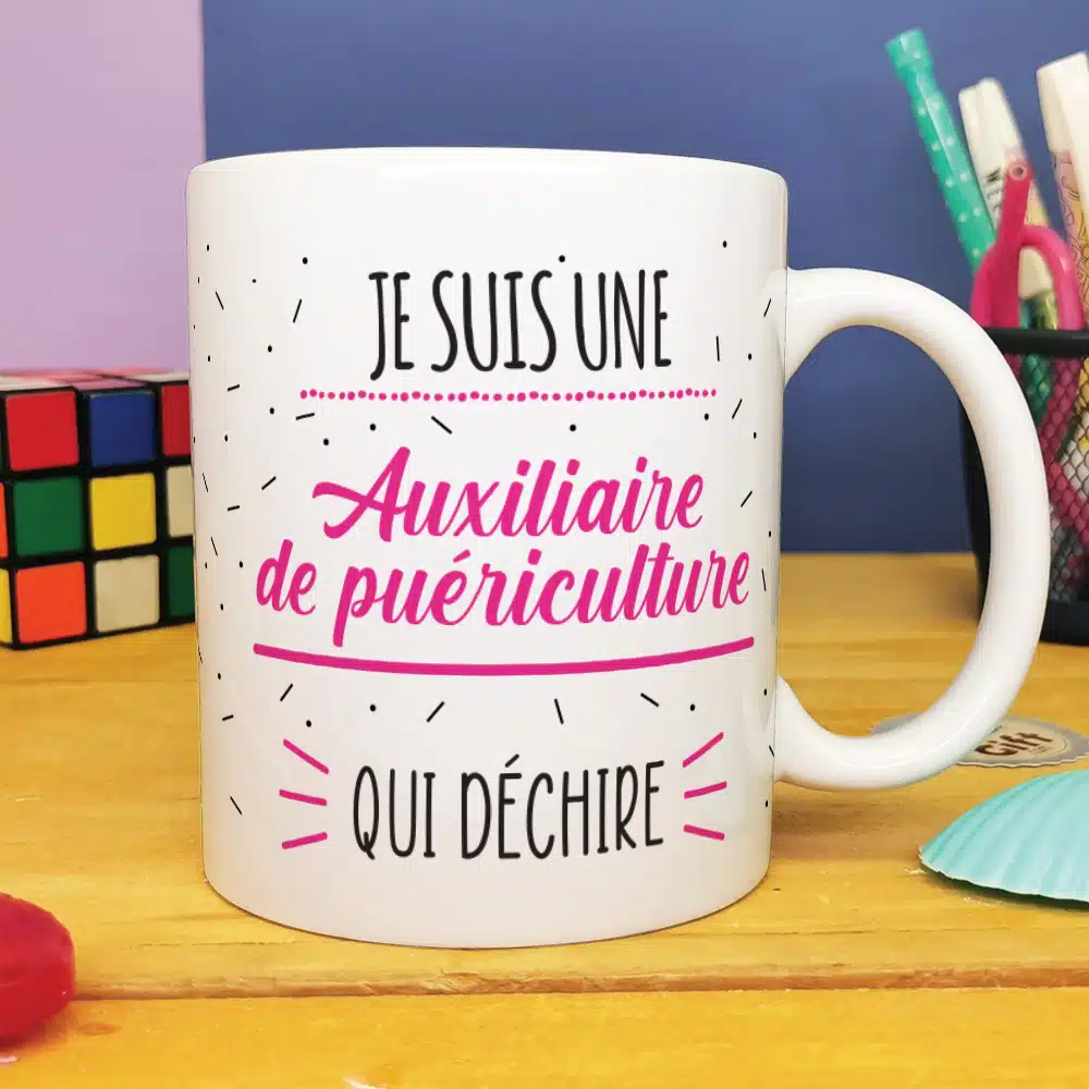 Mug “je suis une auxiliaire de puériculture qui déchire” – Cadeau crèche