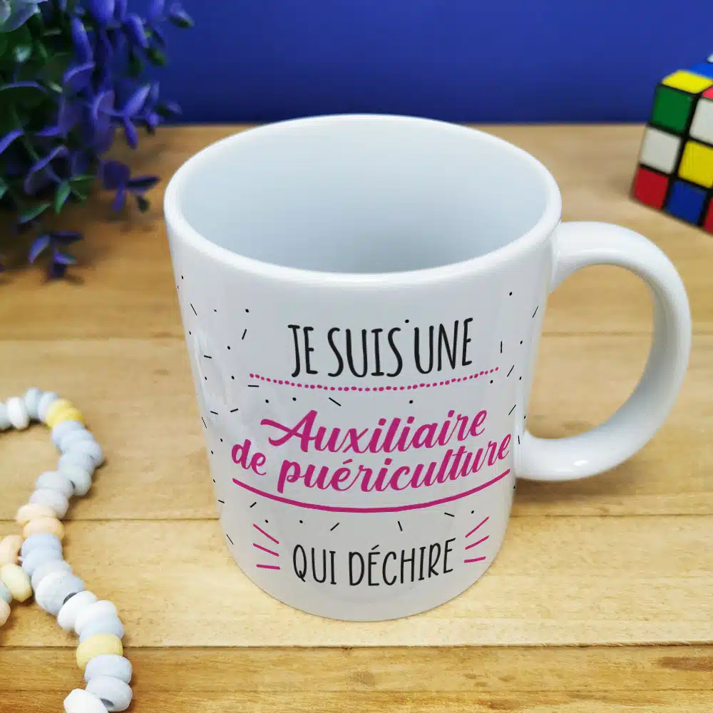Mug “je suis une auxiliaire de puériculture qui déchire” – Cadeau crèche – Image 2