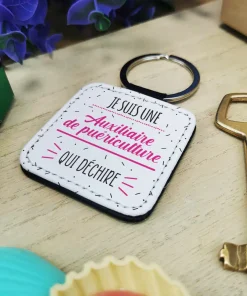 Porte clé “je suis une auxiliaire de puériculture qui déchire”