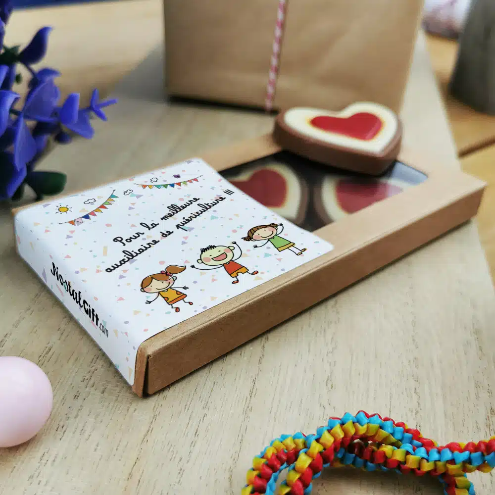 Cœurs au chocolat au lait rouge et blanc x4 “Pour la meilleure auxiliaire de puériculture” – Cadeau pour la fin de l’année scolaire : Auxiliaire de puericulture – Image 2