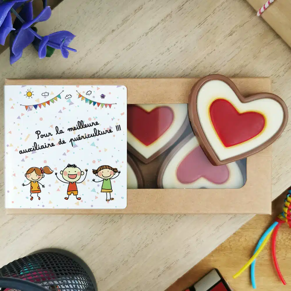 Cœurs au chocolat au lait rouge et blanc x4 “Pour la meilleure auxiliaire de puériculture” – Cadeau pour la fin de l’année scolaire : Auxiliaire de puericulture