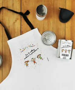 Tablier de cuisine dans sa boîte de conserve “Pour la meilleure auxiliaire de puériculture”