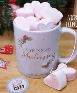 Mug “Joyeux Noël Maîtresse” personnalisé et ses guimauves coeurs x10 – Cadeau Noël