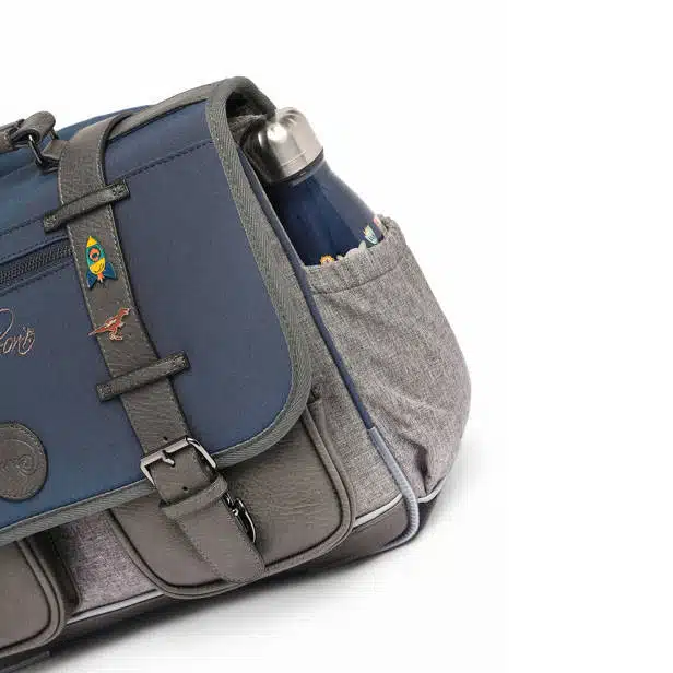 Cartable 38 cm vintage fantasy bleu et ses pin’s personnalisables – Caméléon – CP CE1 CE2 – Image 6