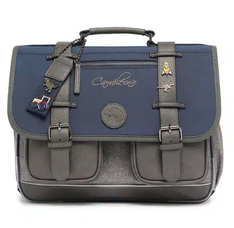 Cartable 38 cm vintage fantasy bleu et ses pin’s personnalisables – Caméléon – CP CE1 CE2