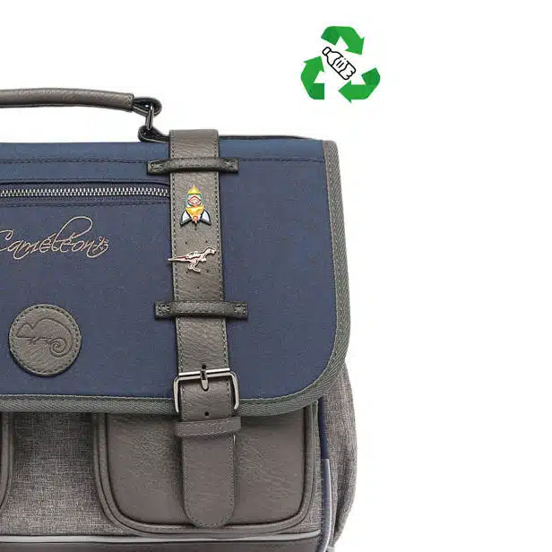 Cartable 38 cm vintage fantasy bleu et ses pin’s personnalisables – Caméléon – CP CE1 CE2 – Image 2