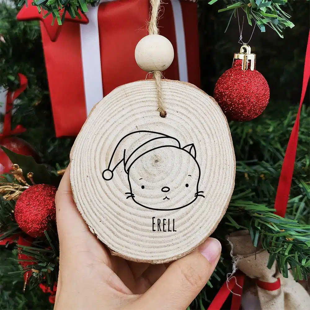 Boule de noël en bois – Personnalisé avec le prénom – Chat de Noël