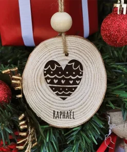 Boule de noël en bois – Personnalisé avec le nom de famille – Coeur