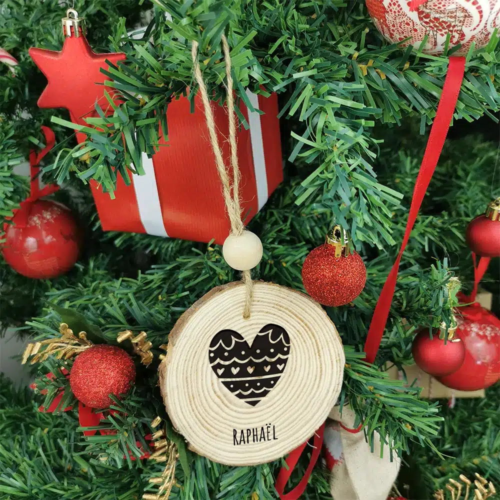 Boule de noël en bois – Personnalisé avec le nom de famille – Coeur – Image 2