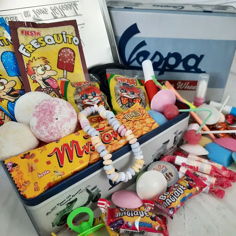 Grande boîte rectangulaire en métal “Vespa” et ses bonbons rétro 70-80 – Image 3