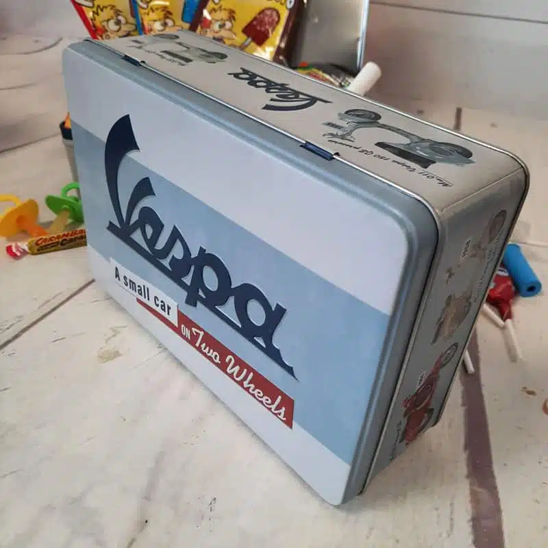 Grande boîte rectangulaire en métal “Vespa” et ses bonbons rétro 70-80 – Image 5