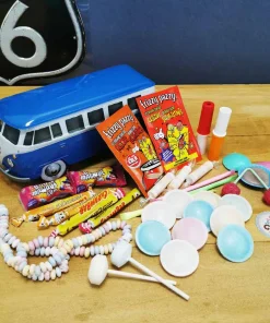 Coffret bonbon Volkswagen Combi en métal rempli de bonbons rétros 80