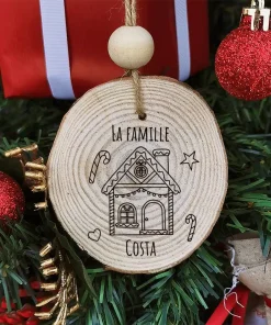 Boule de noël en bois – Personnalisé avec le nom de famille – Maison en pain d’épice
