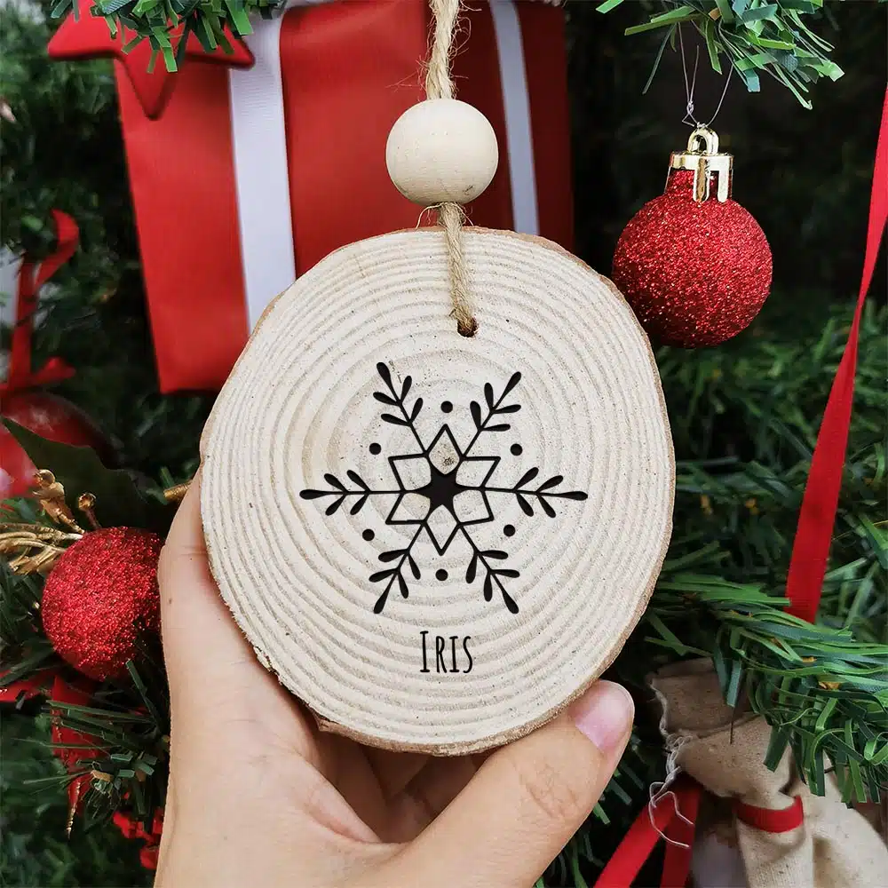 Boule de noël en bois – Personnalisé avec le prénom – Flocon de Noël