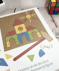Jeu marteau et clous sur tableau liège : 118 pièces