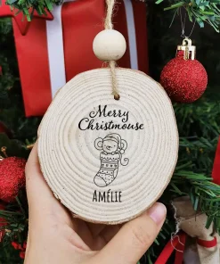 Boule de noël en bois – Personnalisé avec Prénom – Chaussette de Noël et sa souris (Merry Christmouse)