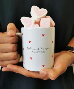 Mug “Petits coeurs” personnalisé et ses guimauves coeurs x10 – Cadeau couple