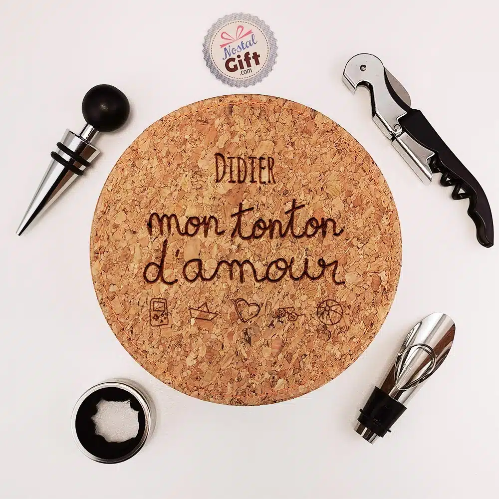 Coffret Cadeau Vin : Coffret en liège personnalisé et ses accessoires de vin – Image 3