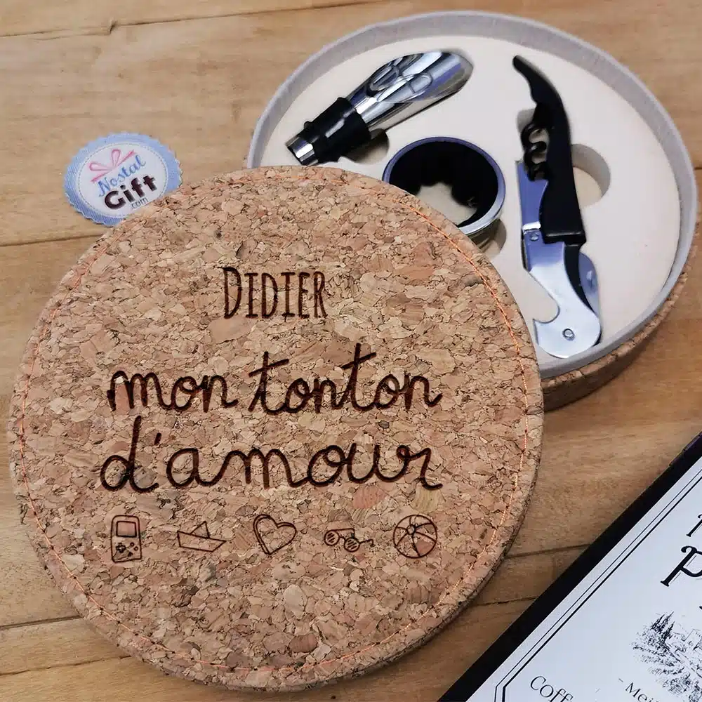 Coffret Cadeau Vin : Coffret en liège personnalisé et ses accessoires de vin – Image 5