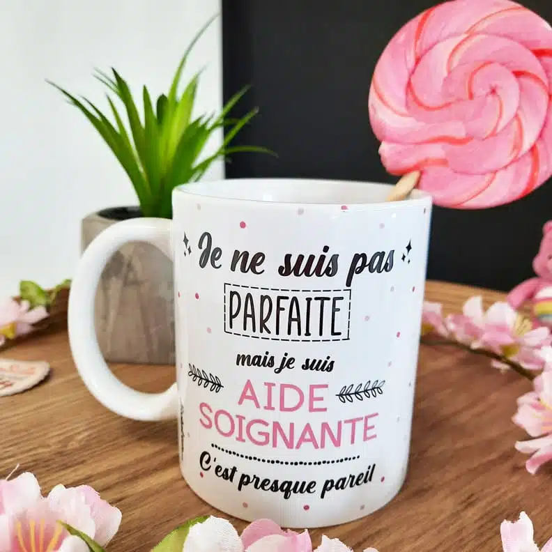Mug – “Je ne suis pas parfaite mais je suis aide-soignante” – Cadeau aide-soignante – Image 4
