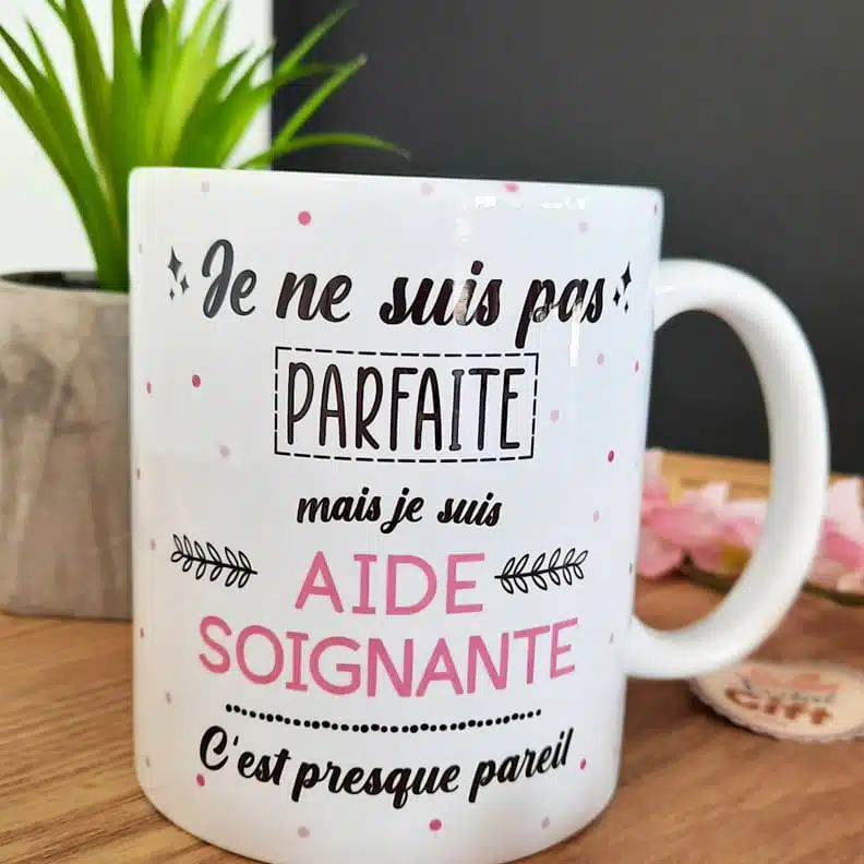 Mug – “Je ne suis pas parfaite mais je suis aide-soignante” – Cadeau aide-soignante – Image 3