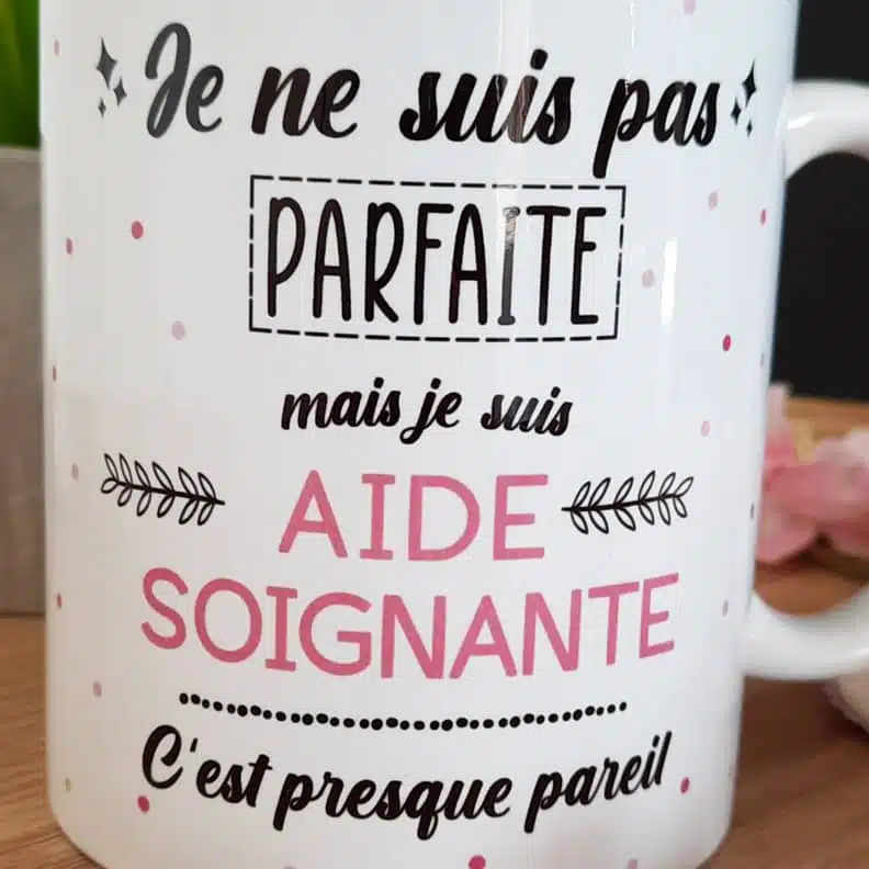 Mug – “Je ne suis pas parfaite mais je suis aide-soignante” – Cadeau aide-soignante – Image 2