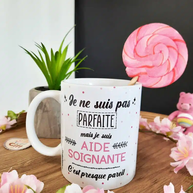 Mug – “Je ne suis pas parfaite mais je suis aide-soignante” – Cadeau aide-soignante