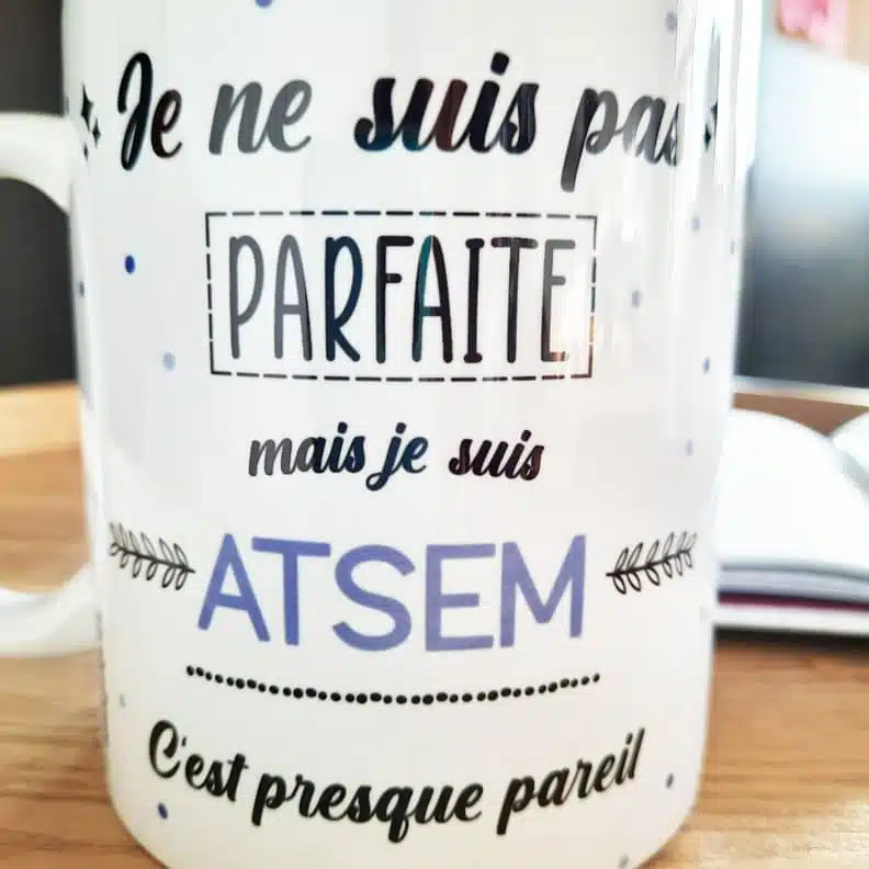 Mug – “Je ne suis pas parfaite mais je suis Atsem” – Cadeau Atsem – Image 3