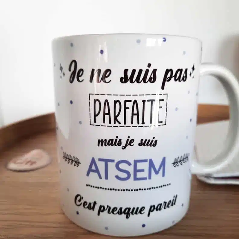 Mug – “Je ne suis pas parfaite mais je suis Atsem” – Cadeau Atsem – Image 2