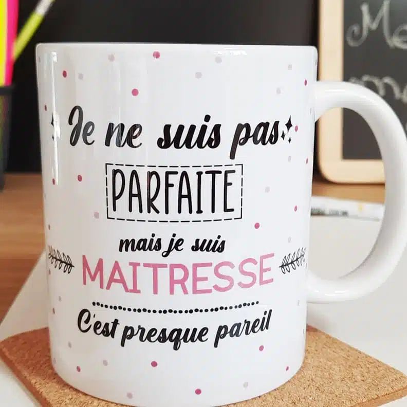 Mug – “Je ne suis pas parfaite mais je suis maîtresse” – Cadeau maîtresse