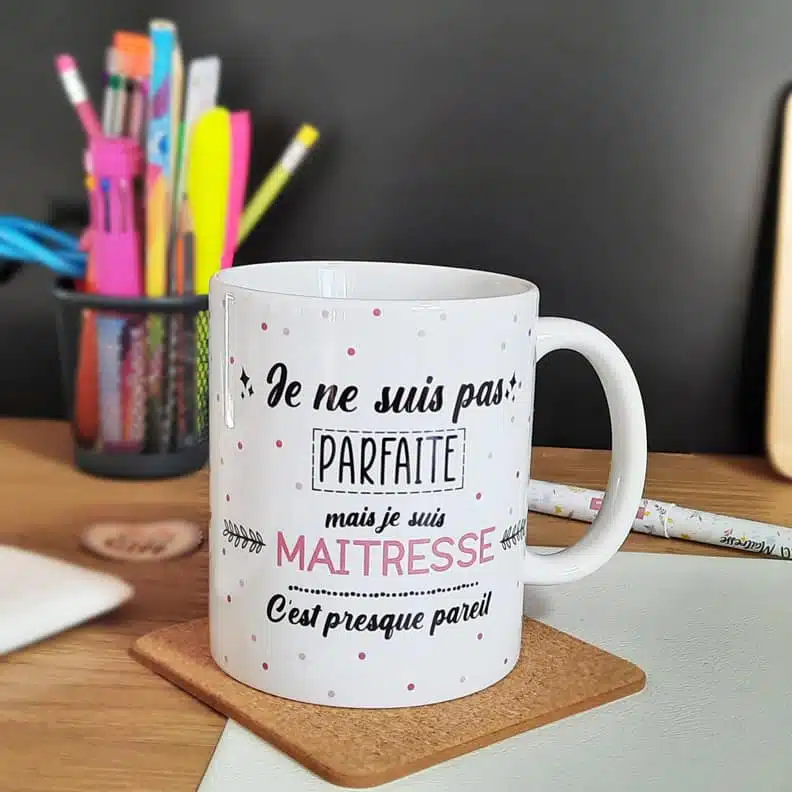 Mug – “Je ne suis pas parfaite mais je suis maîtresse” – Cadeau maîtresse – Image 2