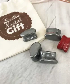 Osselets en métal dans pochon