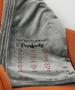 Plaid doux gris “Mes petits enfants parfaits” – De 2 à 12 prénoms – Cadeau mamie, papy personnalisé