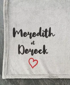 Plaid doux gris personnalisé Coeur – 125×150 cm – Cadeau saint valentin