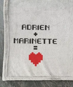 Plaid doux gris personnalisé Pixel coeur – 125×150 cm – Cadeau saint valentin