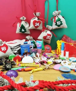 Calendrier de l’avent vintage accompagné de jouets et bonbons retro (corde rouge et sachets tissu ) – 3 mètres