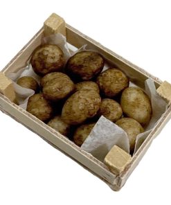 Pommes de terre dans une cagette bois