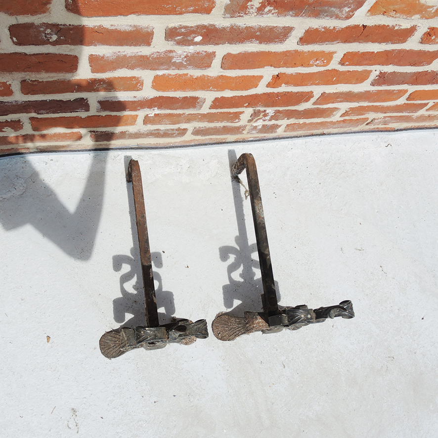 Anciens Chenets en Fonte Fleurs de Lys – Image 2