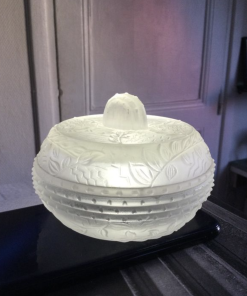 Bonbonnière / Boîte à Poudre en Verre Moulé Art Déco – Floral